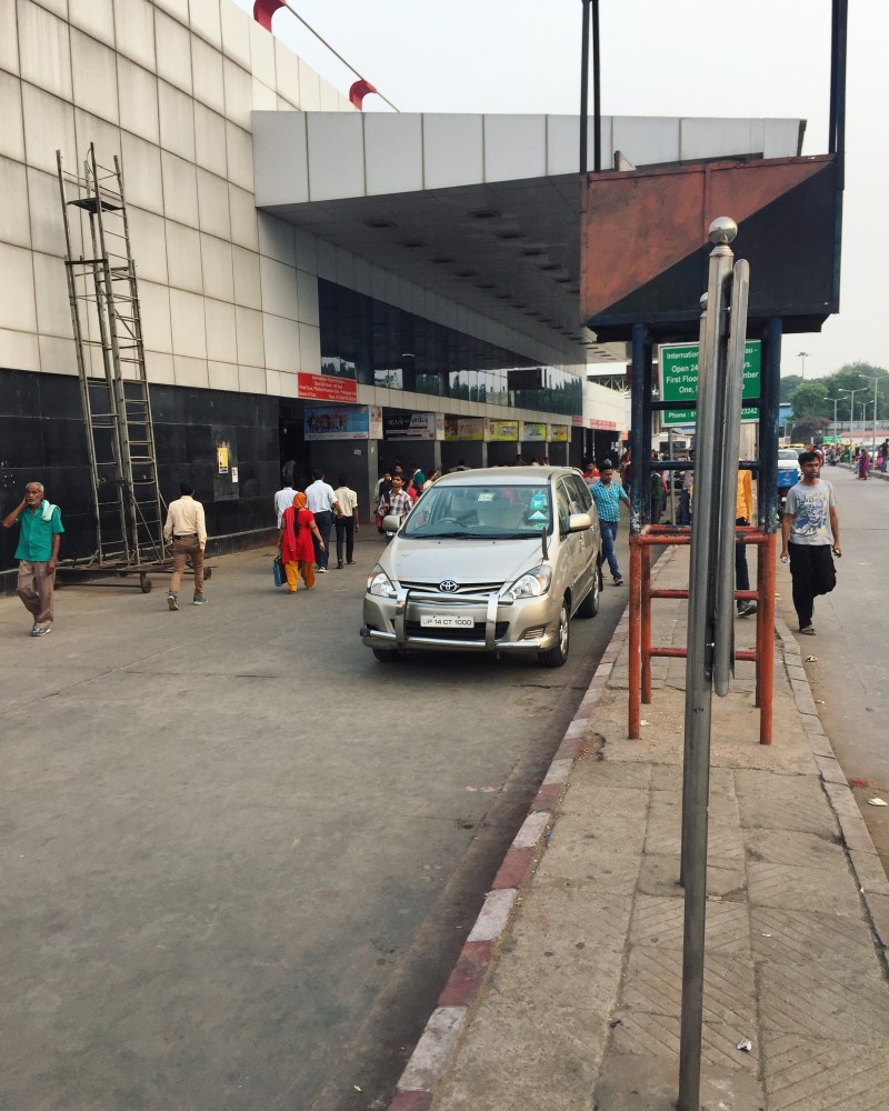 实拍印度首都新德里火车站脏乱程度宛如贫民窟但外国人有优待