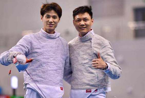 剑客配才女——击剑队奥运冠军仲满名利双收,携妻子和儿女幸福美满