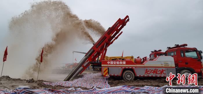 图为演练中采用"龙吸水"组合排涝设备抢排内涝. 李伟 摄