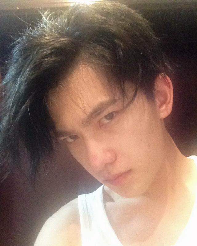 就是这么一张完美的脸蛋,自拍的时候画风是很清奇的,看到没,杨洋在瞪