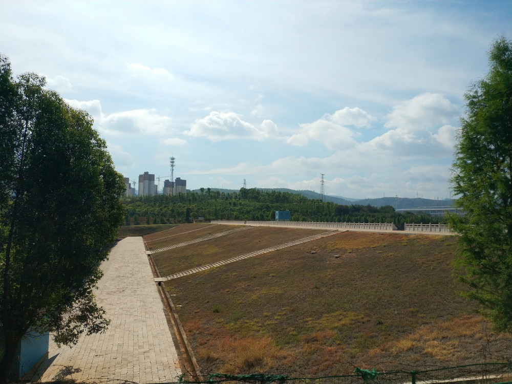 昆明呈贡白龙潭与昆明高铁站相伴正在建城市公园美颜已现