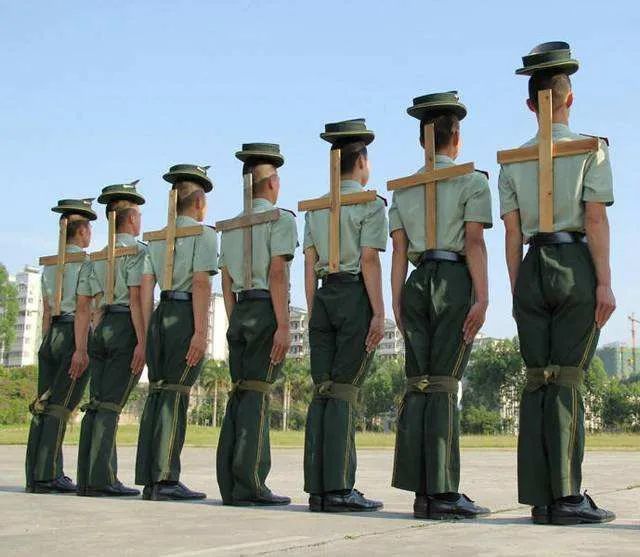 说每一个 成功人士的背后 都有一位得力的助手 那么"军姿十字架"便是