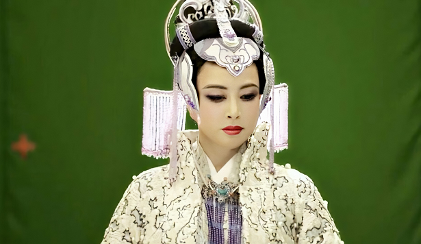 64岁刘晓庆再演王母娘娘,皮肤光滑没一丝皱纹,眼睛却整整大了两倍