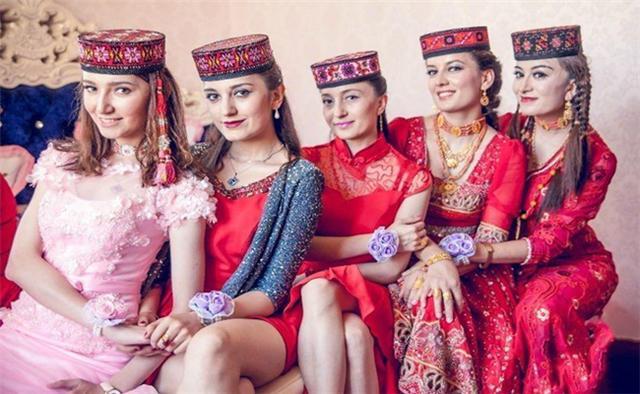 中国唯一纯白种人,最烦被叫"老外",女子美若天仙却从不外嫁!