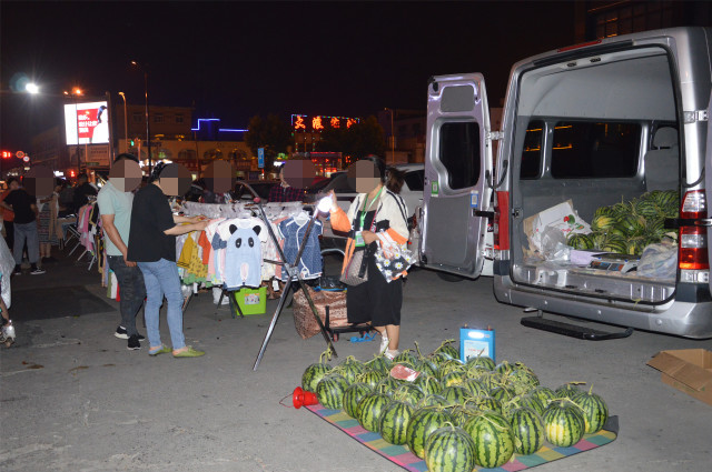 红绿灯下,马路边上无序胡乱摆摊行为 需相关部门引导和规范