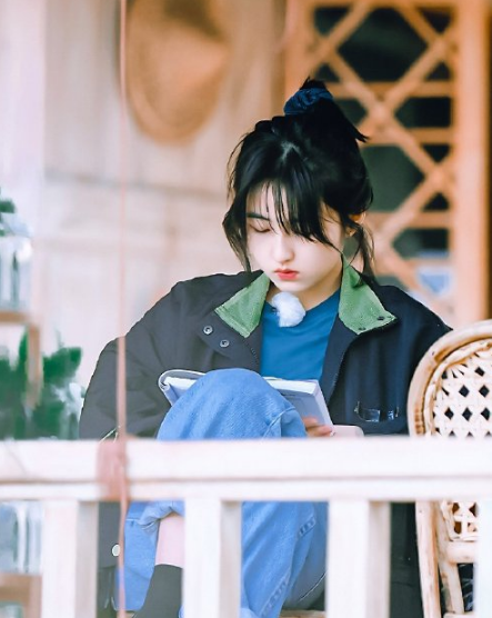 张子枫临近高考晒自拍被网友吐槽,看清眼镜后,才知错怪她了!_腾讯新闻