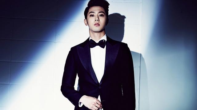 简美妍在一次签售会上与心怀不轨的黑粉握手时被对方暗藏手中的刀片