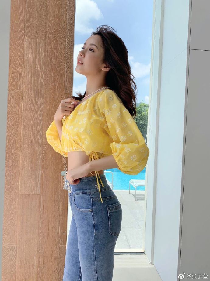 张子萱一袭白纱造型四肢纤细身材超赞娇羞一笑美成仙女