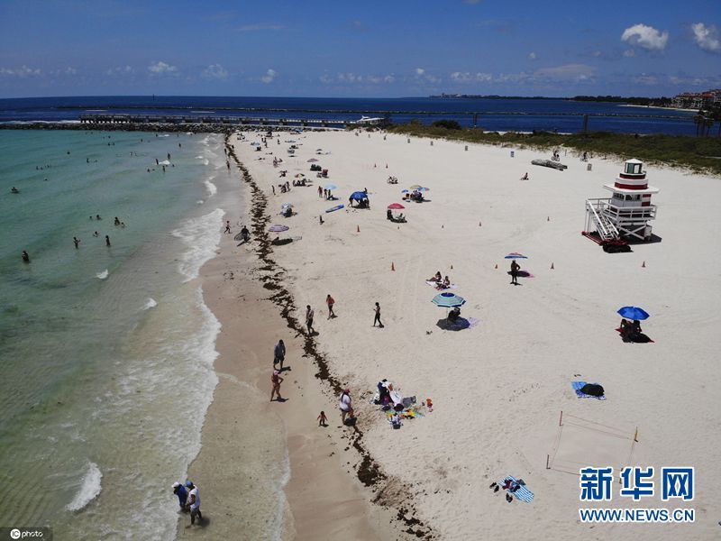 美国迈阿密海滩开放 吸引游客享受日光浴