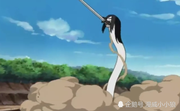 这样夸张的场面在火影中确实不多见,大蛇丸的脖子的长度加上草薙剑的