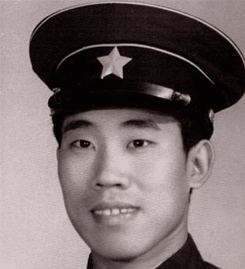 大嘴叉子杜旭东7岁摔歪嘴骗婚女医生今64岁三世同堂