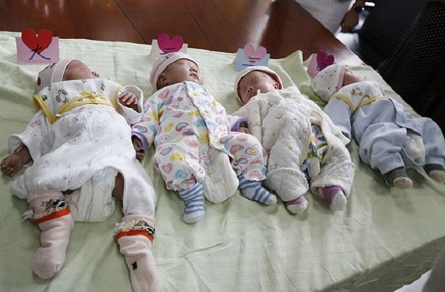 孕妈产下"四胞胎",当护士抱着老四,护士:将来有福了
