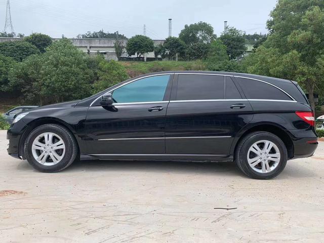 12款奔驰r500售价10万使整车的前视角颇具视觉张力更具动感