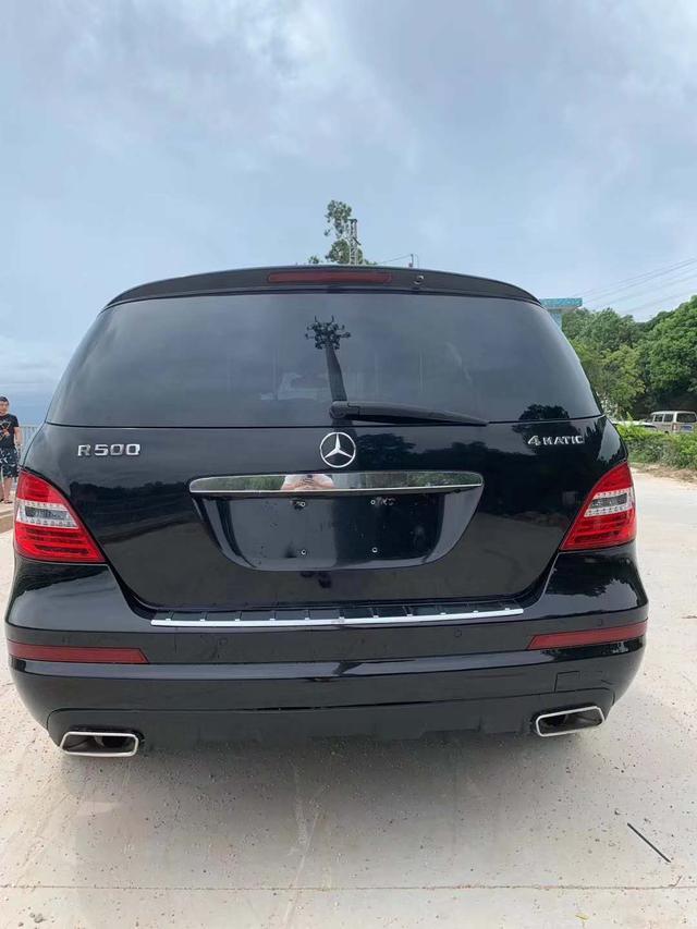 车的奔驰r500,融合了suv的力量感,豪华轿车的舒适性和和操控性,商务车