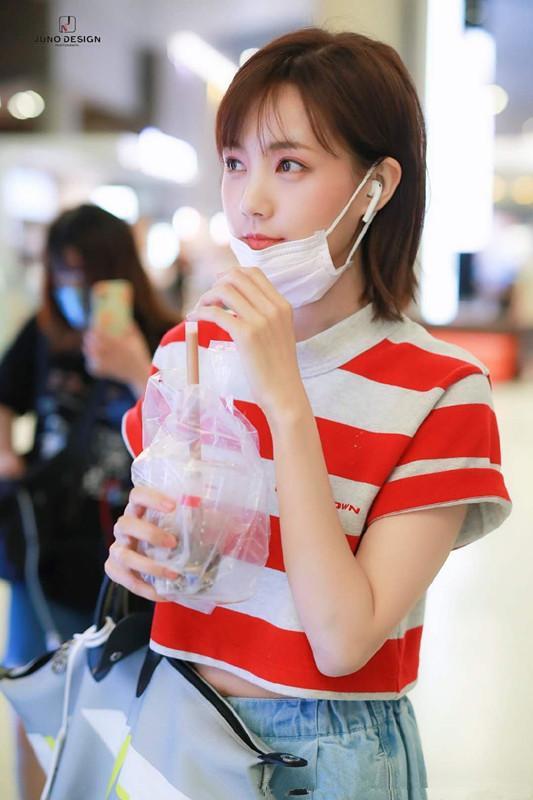 李一桐瘦成了纸片人连s码t恤都撑不起84斤这腰太真实