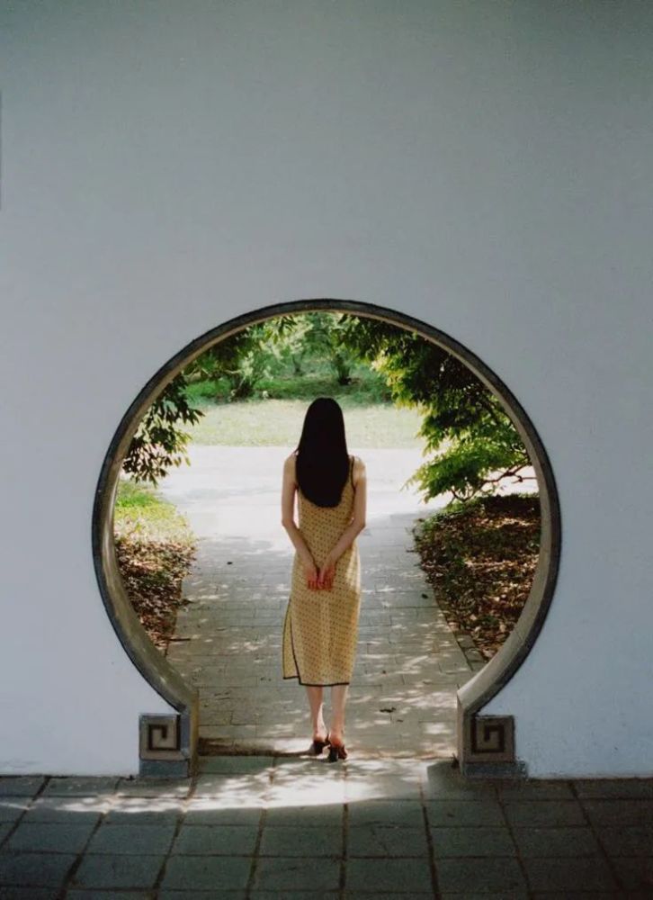 那就可以在构图上下点小心思,例如在景色中找寻自然的框架来构图,像