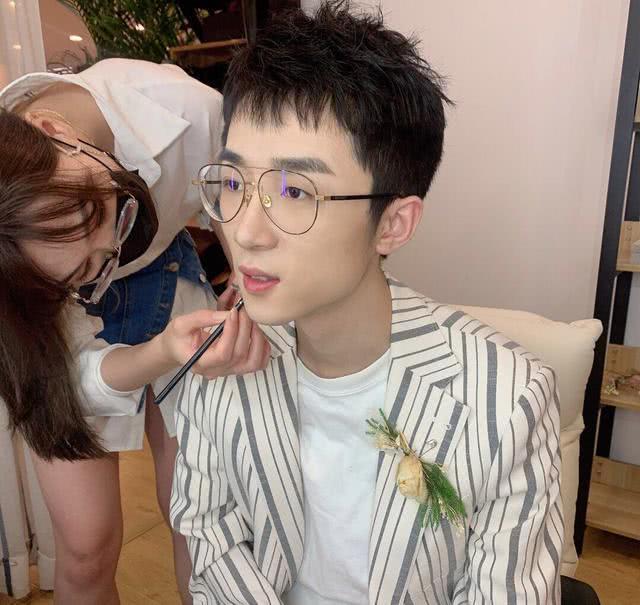 王小歪真实颜值露出大口红黑围巾粉丝照骗