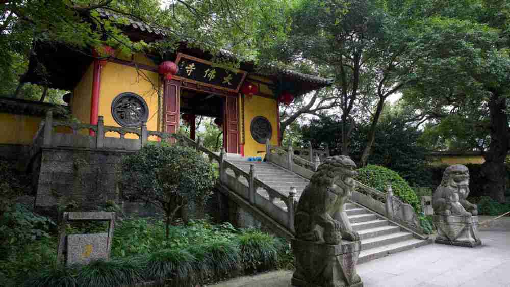 浙江绍兴"最有名"的寺庙,里有"江南第一大佛",游客络绎不绝_腾讯新闻