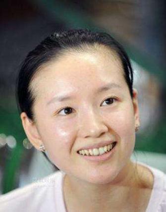 杨颖景甜的这张证件照,真的还挺普通的,脸呈倒三角,大眼睛,发际线不是