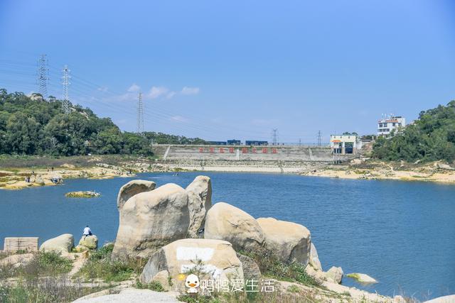 東坪山水庫則四面環山,林木陰翳,空氣清新,更可見高聳秀美的水塔,適合