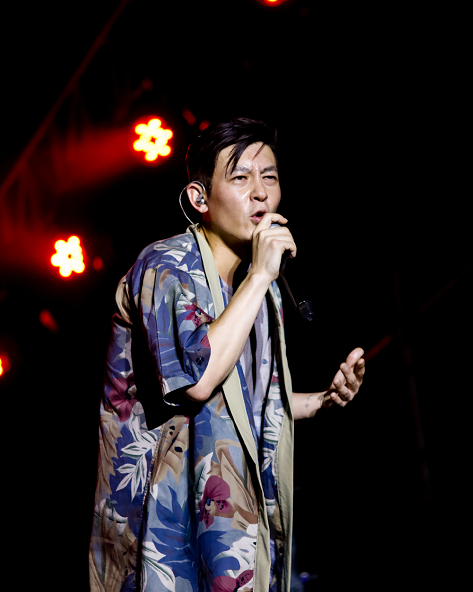 陈冠希为自己品牌当模特,穿7分裤配中山装,网友:品味都过时了