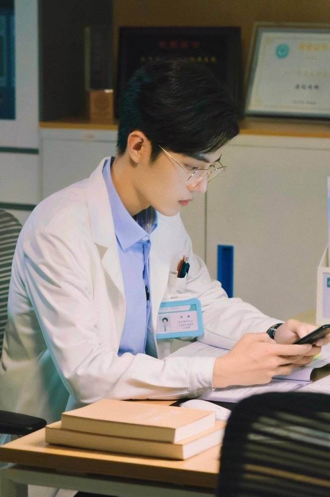 胡歌|肖战新剧7月3日低调开机！搭档胡歌拍摄抗疫剧，通告单令人惊喜