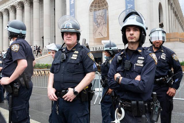 在纽约街头执勤的警察为什么就是不戴口罩