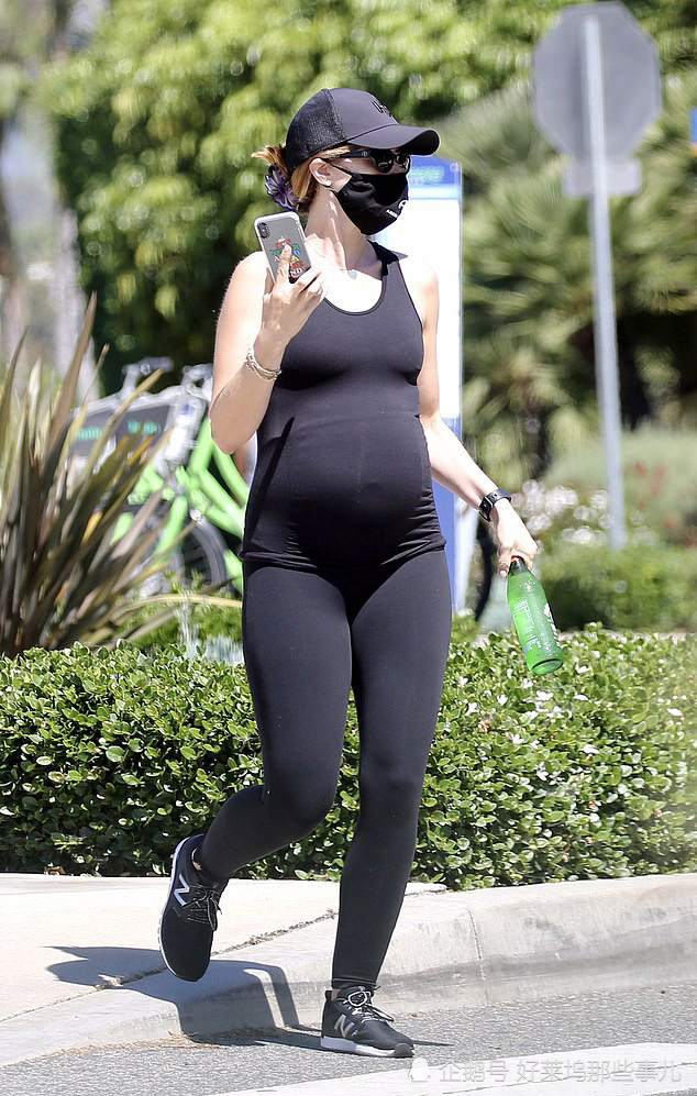 凯瑟琳·施瓦辛格独自一人挺大肚散步 从头到脚一身黑装