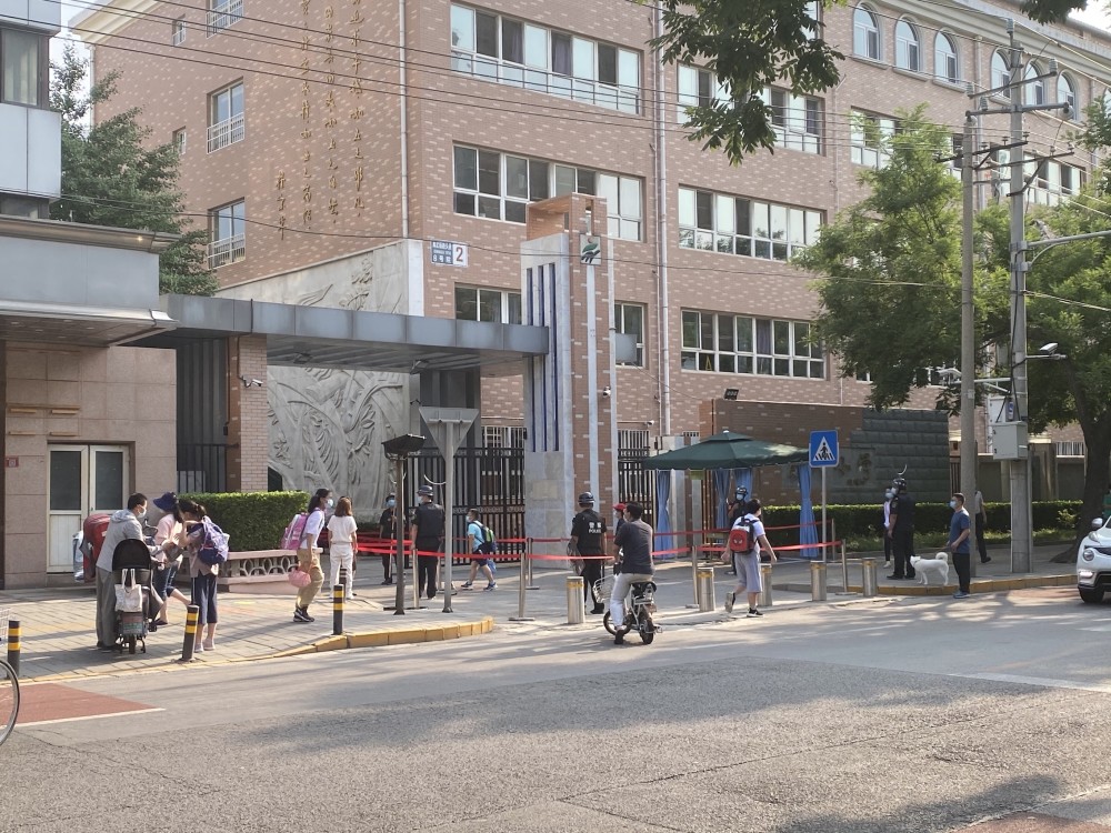 育民小学未停课确诊病例孩子所在班级33名学生及15名教职员工居家观察