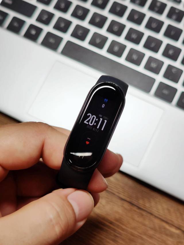 小米手环5nfc版开箱体验磁吸充电升级相当有诚意