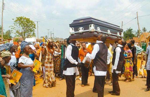 黑人抬棺舞意外走红创意来源非洲加纳人只想让葬礼更欢乐一些