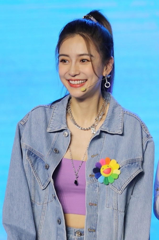 angelababy牛仔夹克搭配太阳花胸针dior发夹俏皮甜心