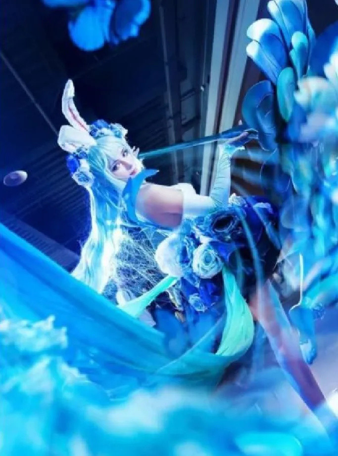 小姐姐漫展cos公孙离光脚已经惊艳全场踮起脚尖时每个人都想跟她起舞