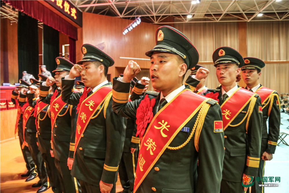 这场军官退役仪式太暖心_腾讯新闻