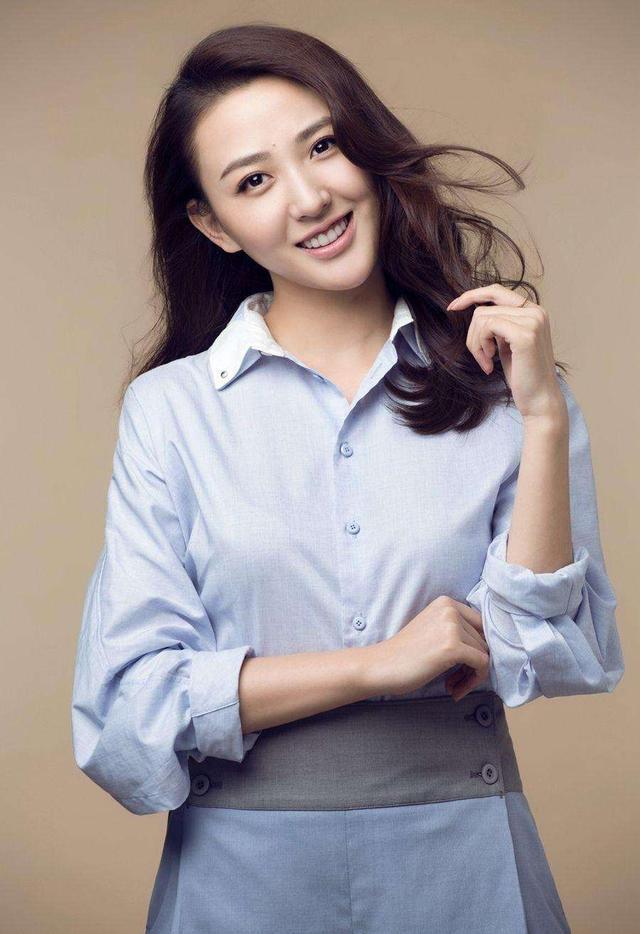 八年前她是杨幂助理,不甘低人一等后出道,八年后和杨幂平起平坐