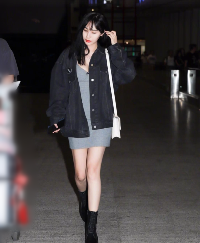 所以穿后还挺休闲的样子,李菲儿脚上还配了双黑色马丁靴,风格挺有街头