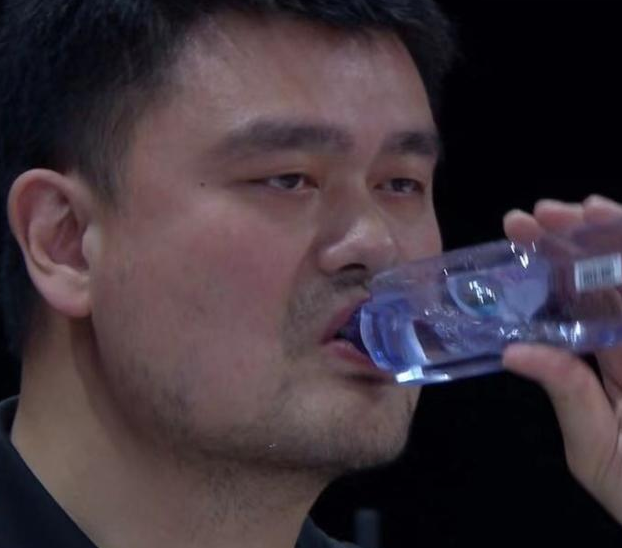 同样是巨人喝水,奥尼尔和姚明我忍了,球迷:他把桶装水当矿泉水