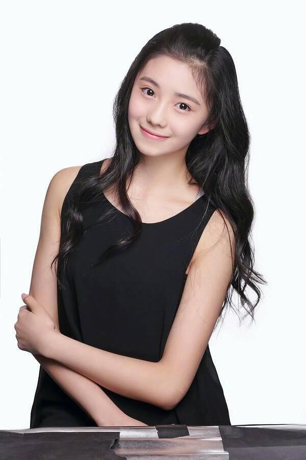 易烊千玺00后谋女郎韩延新电影讲述抗癌家庭故事