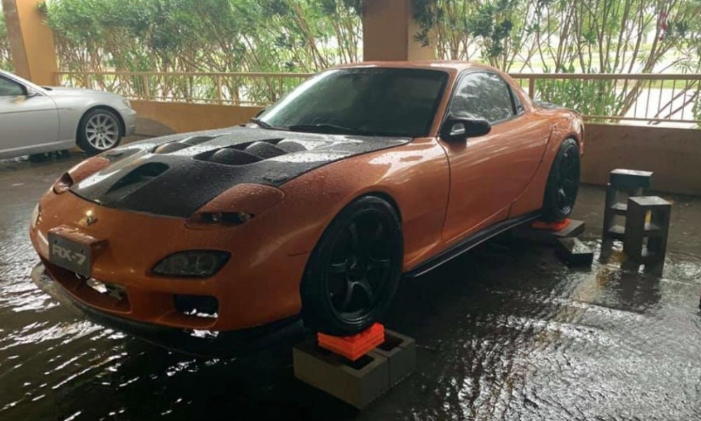 粉丝从洪水中救出陌生人的马自达rx 7 腾讯新闻