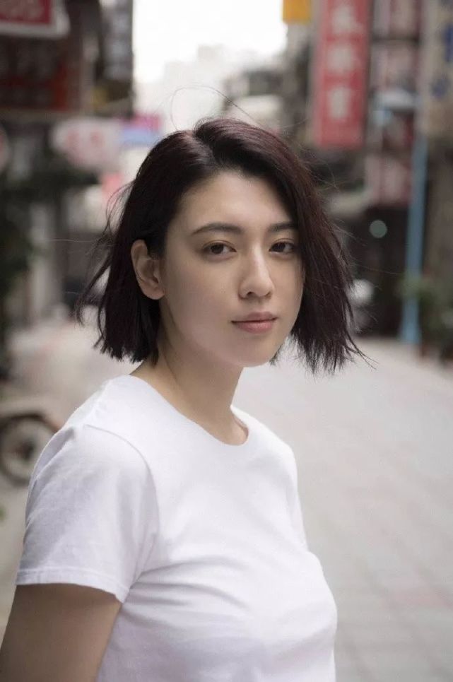 大家认识三吉彩花则是在周杰伦去年9月16日发布的单曲《说好不哭》mv