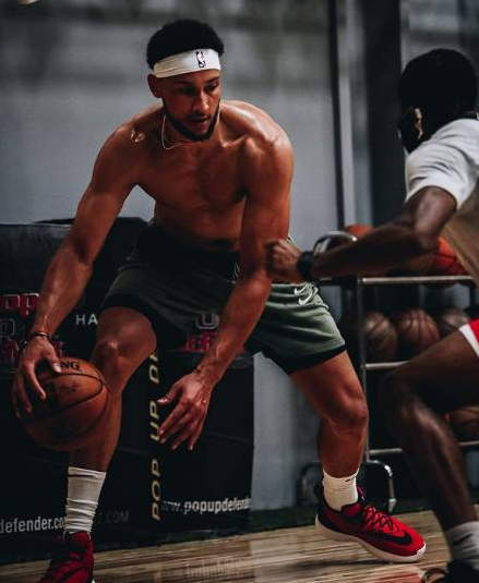 无视布克与詹娜约会西蒙斯赤裸训练获赞肌肉线条不输詹姆斯