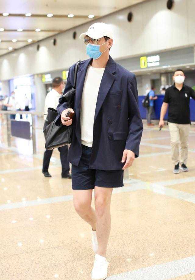 跟着张亮当潮男,西装配短裤混搭又潇洒"男模腿"也太抢镜了
