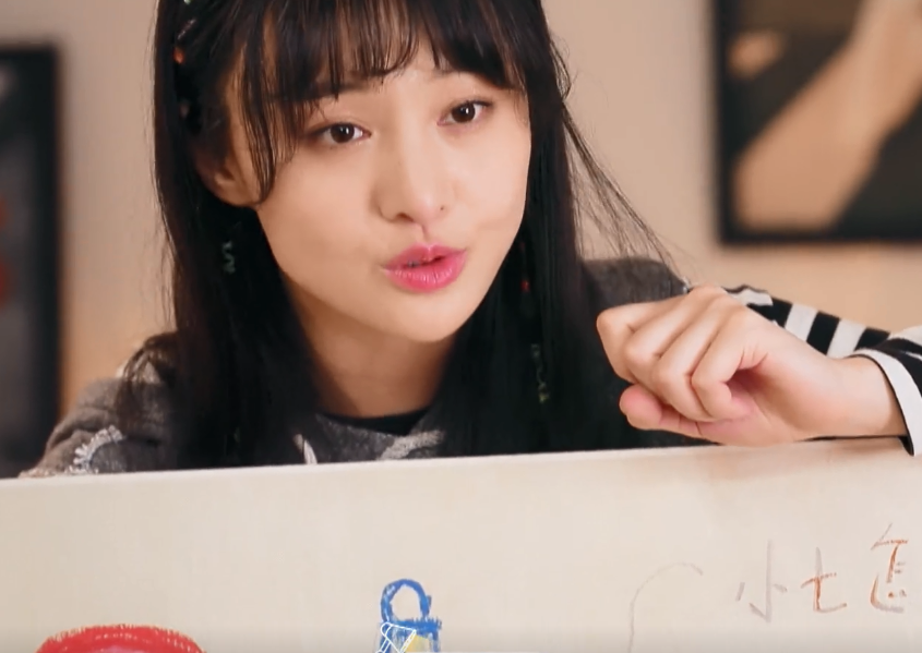 郑爽节目现场敷面膜用水洗掉后露出素颜这颜值真的无敌了