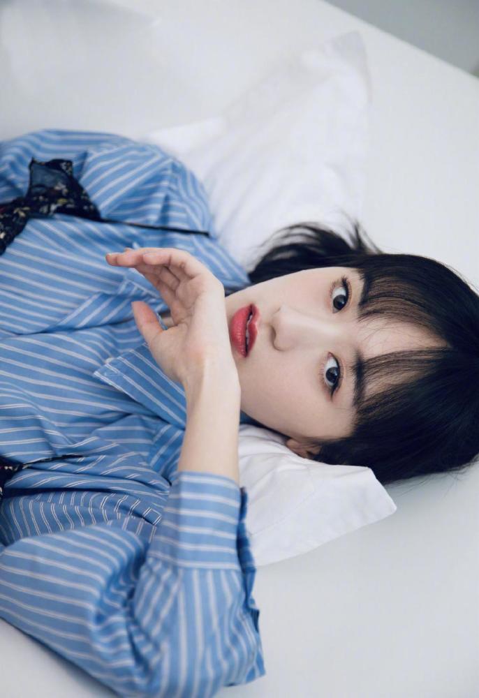 佩服袁冰妍的气质,衬衫破洞裤配老气印花裙,28岁穿出少女感_腾讯新闻