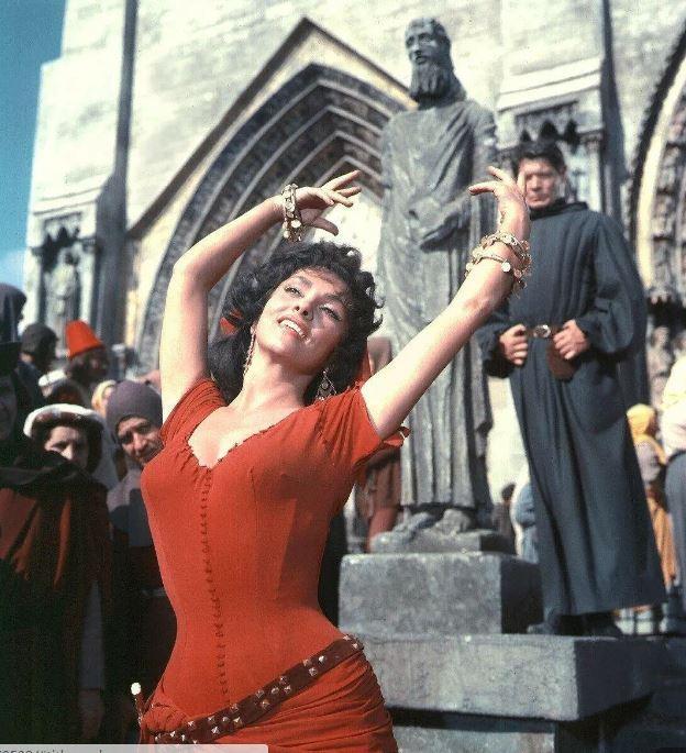 巴黎圣母院中那位吉普赛女主的悲剧不是爱太深而是不会爱