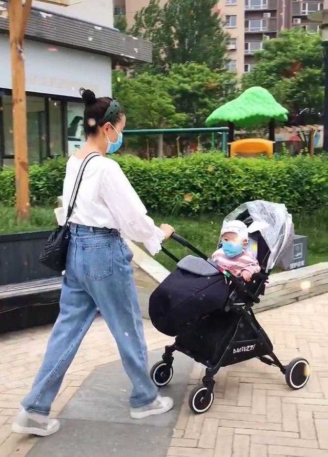 57岁青岛姥姥意外蹿红,身材纤细穿衣时髦,带娃出门被错认成宝妈