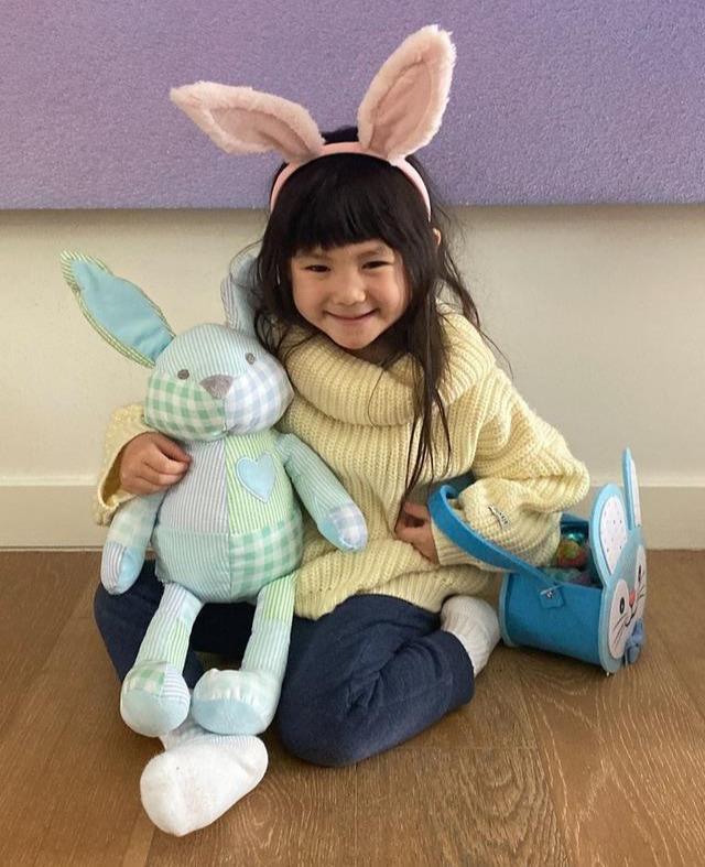 陈冠希|陈冠希晒女儿草地上奔跑，Alaia扎小龙人发型，皱着眉头表情搞笑