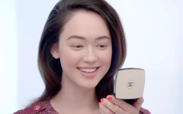 香奈儿最火的天然亚洲模特,被要求素颜上场,96年的她是如何做到的?