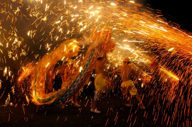 黄龙溪火龙灯舞.由主办方供图