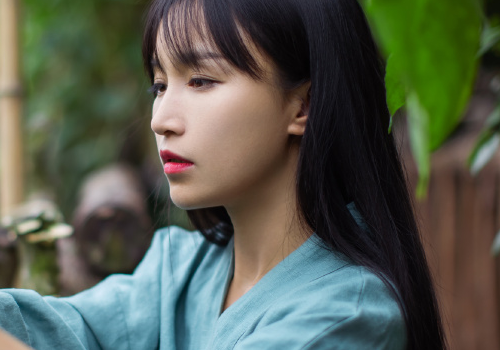 李子柒生活照曝光却被旁边的助理小哥哥抢镜不考虑出道吗
